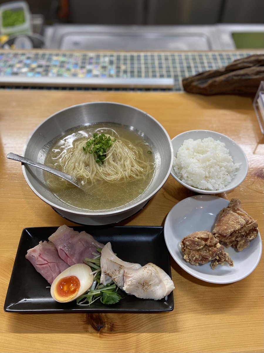 ramendaisukino1's tweet photo. 初訪問です😆

上新庄の  青波  さん🍜

冷やかけ煮干し塩らーめん
ランチ 唐揚げセット

限定の塩の冷やかけは煮干し感が上品に出ていてメッサ旨いです👍

かけなのでスープをじっくり味わいました😊

２種のチャーシューと半玉で900円は破格‼️

ご飯ダイブ〆で大満足ですー🍚

#青波
#Seiha
#上新庄 https://t.co/UpCKiBrEo8