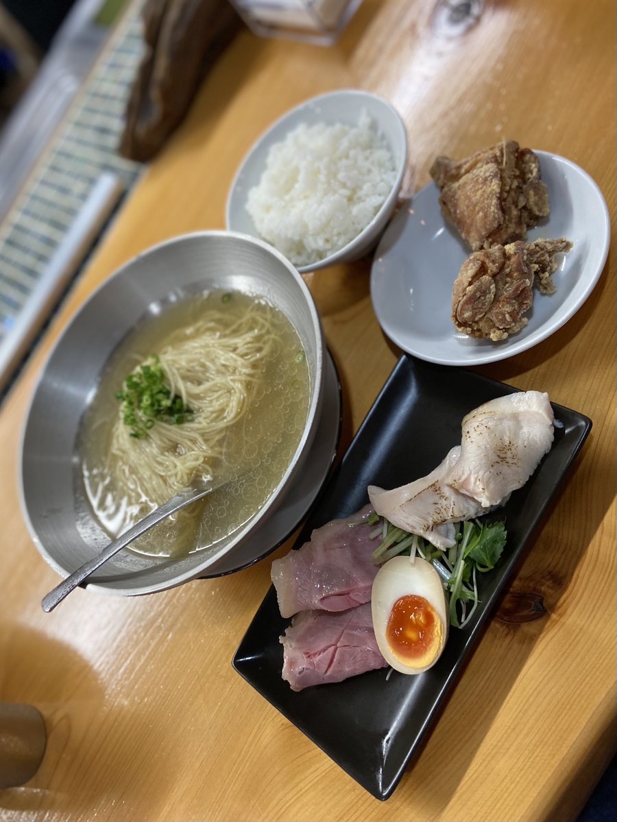 ramendaisukino1's tweet photo. 初訪問です😆

上新庄の  青波  さん🍜

冷やかけ煮干し塩らーめん
ランチ 唐揚げセット

限定の塩の冷やかけは煮干し感が上品に出ていてメッサ旨いです👍

かけなのでスープをじっくり味わいました😊

２種のチャーシューと半玉で900円は破格‼️

ご飯ダイブ〆で大満足ですー🍚

#青波
#Seiha
#上新庄 https://t.co/UpCKiBrEo8