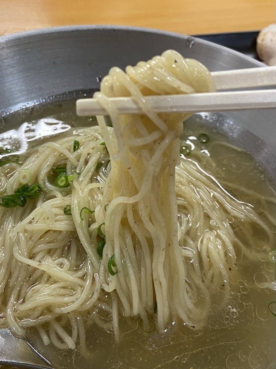 ramendaisukino1's tweet photo. 初訪問です😆

上新庄の  青波  さん🍜

冷やかけ煮干し塩らーめん
ランチ 唐揚げセット

限定の塩の冷やかけは煮干し感が上品に出ていてメッサ旨いです👍

かけなのでスープをじっくり味わいました😊

２種のチャーシューと半玉で900円は破格‼️

ご飯ダイブ〆で大満足ですー🍚

#青波
#Seiha
#上新庄 https://t.co/UpCKiBrEo8