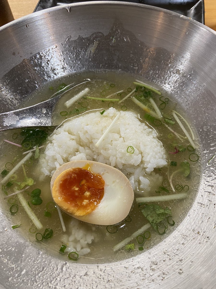 ramendaisukino1's tweet photo. 初訪問です😆

上新庄の  青波  さん🍜

冷やかけ煮干し塩らーめん
ランチ 唐揚げセット

限定の塩の冷やかけは煮干し感が上品に出ていてメッサ旨いです👍

かけなのでスープをじっくり味わいました😊

２種のチャーシューと半玉で900円は破格‼️

ご飯ダイブ〆で大満足ですー🍚

#青波
#Seiha
#上新庄 https://t.co/UpCKiBrEo8