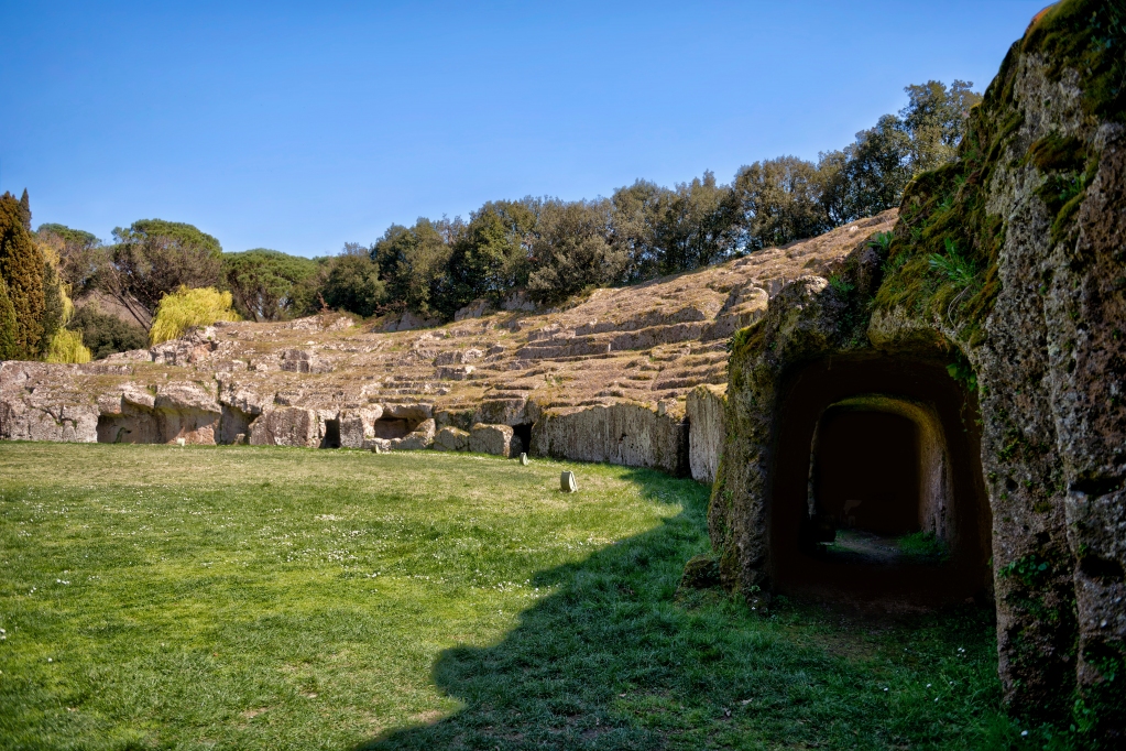 visit_lazio's tweet photo. L'Anfiteatro Romano di #Sutri è unico nel suo genere perché scavato in un unico banco di tufo. Poteva ospitare oltre 5000 persone ed era decorato con statue e colonne

#VisitLazio #FaiUnSaltoNelLazio #LazioEternaScoperta #LazioIsMe https://t.co/ml6H2VB9hE