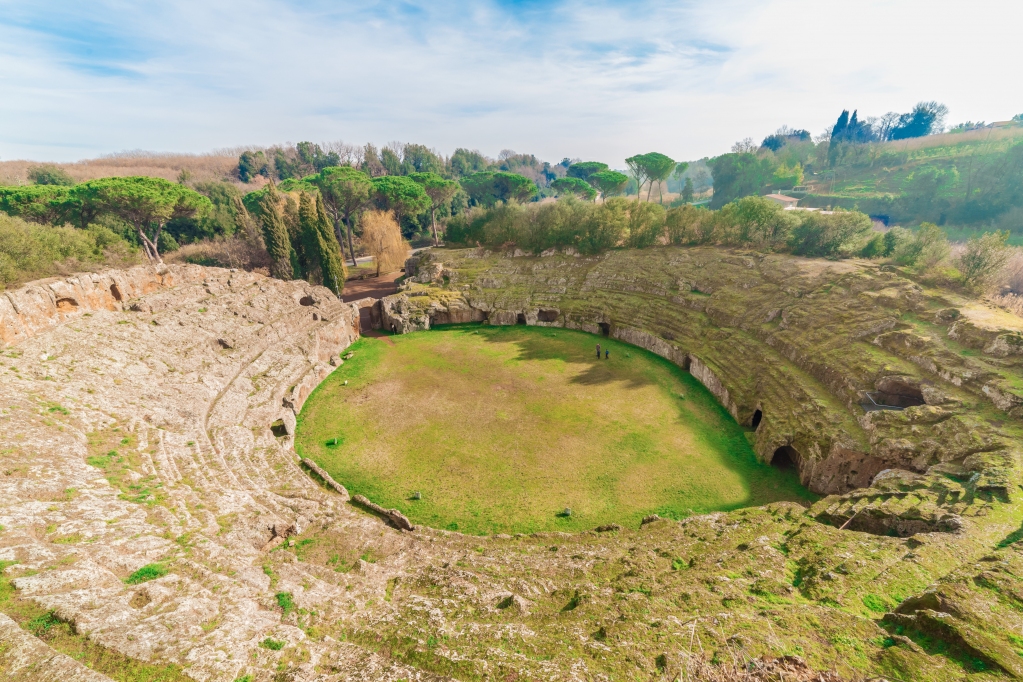 visit_lazio's tweet photo. L'Anfiteatro Romano di #Sutri è unico nel suo genere perché scavato in un unico banco di tufo. Poteva ospitare oltre 5000 persone ed era decorato con statue e colonne

#VisitLazio #FaiUnSaltoNelLazio #LazioEternaScoperta #LazioIsMe https://t.co/ml6H2VB9hE