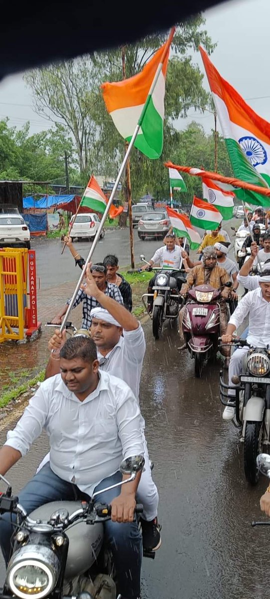 BTTSNavsari's tweet photo. #જય_ભારત 
#BTTS સંગઠનની આગેવાનીમાં નવસારી થી વાંસદા સુધી બાઇક રેલી સાથે તિરંગા યાત્રા નીકળી હતી ધોધમાર વરસાદની વચ્ચે પણ યુવાઓ ઉમંગભેર તિરંગા યાત્રામાં છેવટ સુધી હાજર રહ્યા હતાં
તિરંગા યાત્રાને સફળ બનાવનાર તમામ મારા યુવા મિત્રો,ભાઈઓ,બહેનો,વડીલો અને બાળકોનો દિલથી આભાર 🙏🇮🇳 https://t.co/hQyYXrXS9V