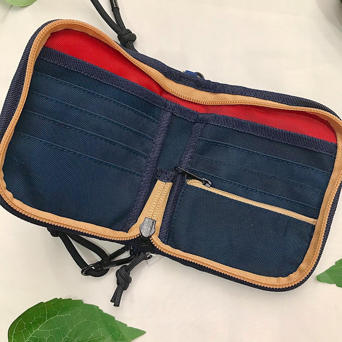jackfruitsaurus's tweet photo. Tiger Wallet 680฿ 🐯✨🫶🏻💖
กระเป๋าสตางค์สามารถสะพาย หรือถอดสายใช้เดี่ยวๆก็ได้ดีสุดๆไปเลยยย🥹
ทำจากผ้าไนลอน กันน้ำได้ เหมาะกับหน้าฝนตอนนี้มาก🌧💖
มีช่องให้ใส่เยอะ ทั้งแบงค์ บัตรต่างๆ และมีช่องใส่เหรียญด้วย✨
#กระเป๋า #กระเป๋าสตางค์ #กระเป๋าสะพายข้าง #Wallet https://t.co/SWKkztibxL