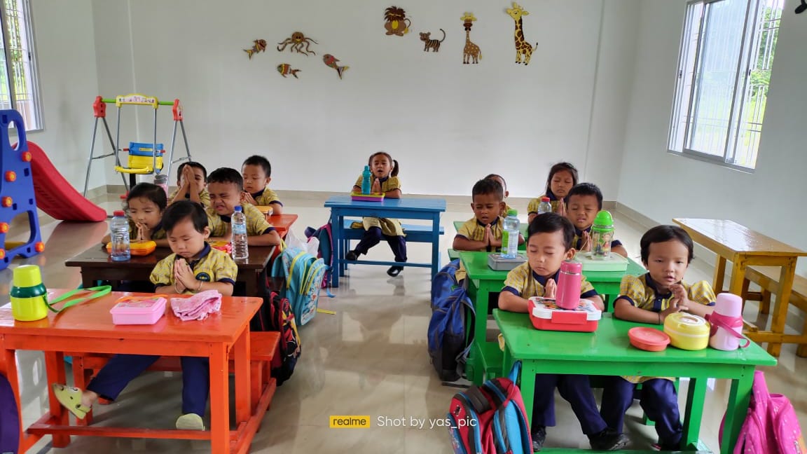 SSRVM_Itanagar's tweet photo. Gurudev says ~ Prayer depends on the one who prays. It doesn't matter to whom you pray. You are more than enough for prayer to happen. The cute kids from #SSRVMITANAGAR can be seen praying before their afternoon meal. #ValuesAndTraditions https://t.co/j8zTOt74Ez