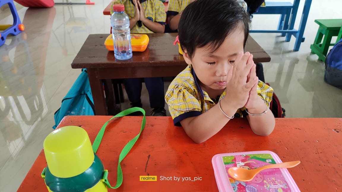 SSRVM_Itanagar's tweet photo. Gurudev says ~ Prayer depends on the one who prays. It doesn't matter to whom you pray. You are more than enough for prayer to happen. The cute kids from #SSRVMITANAGAR can be seen praying before their afternoon meal. #ValuesAndTraditions https://t.co/j8zTOt74Ez