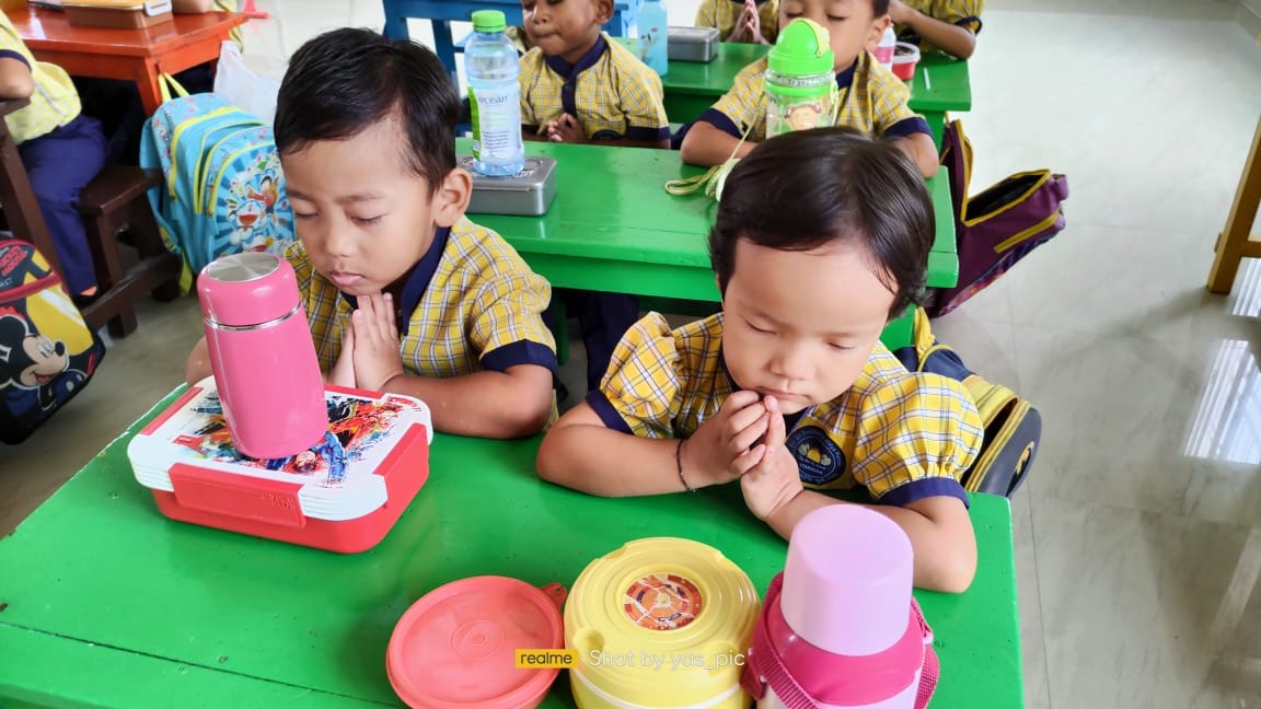 SSRVM_Itanagar's tweet photo. Gurudev says ~ Prayer depends on the one who prays. It doesn't matter to whom you pray. You are more than enough for prayer to happen. The cute kids from #SSRVMITANAGAR can be seen praying before their afternoon meal. #ValuesAndTraditions https://t.co/j8zTOt74Ez