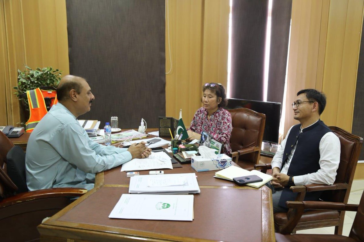 UNHCRPakistan's tweet photo. @UNHCRPakistan handed over 300 tents to @PDMABalochistan Director General, Naseer Nasir for the families affected by heavy rains 🌧️ 🌧️ during this monsoon season, as part of its commitment to continue supporting the provincial government response 🤝 https://t.co/QupFMerWGy