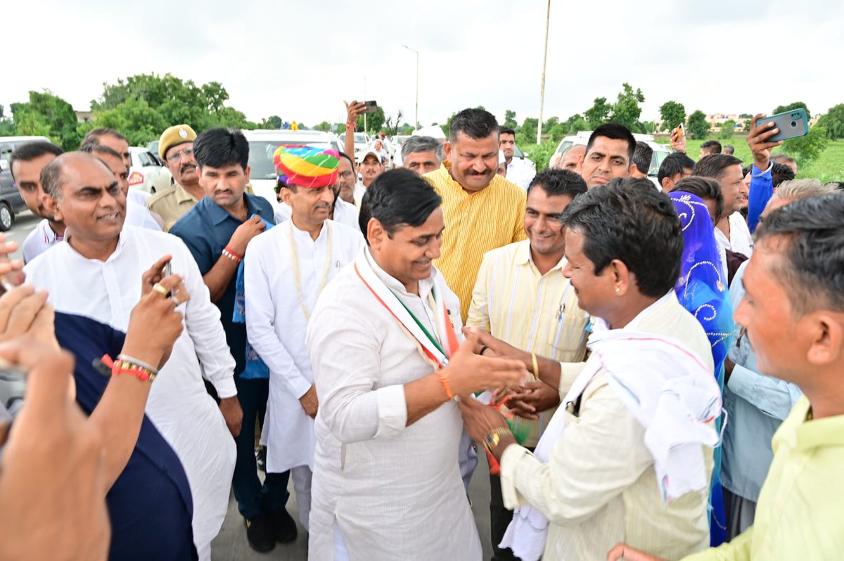 INCRajasthan's tweet photo. कांग्रेस प्रदेशाध्यक्ष श्री @GovindDotasra के पाली से जालोर प्रवास के दौरान कार्यकर्ताओं से मुलाक़ात। https://t.co/JBkb4QftGI