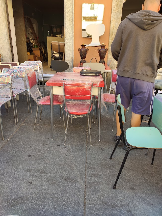 「こういう上つるつるのビニールっぽいテーブルを同色でたくさん並べて。ウォンカーウァ」|ワダシノブ「いいかげんなイタリア生活」発売中！のイラスト