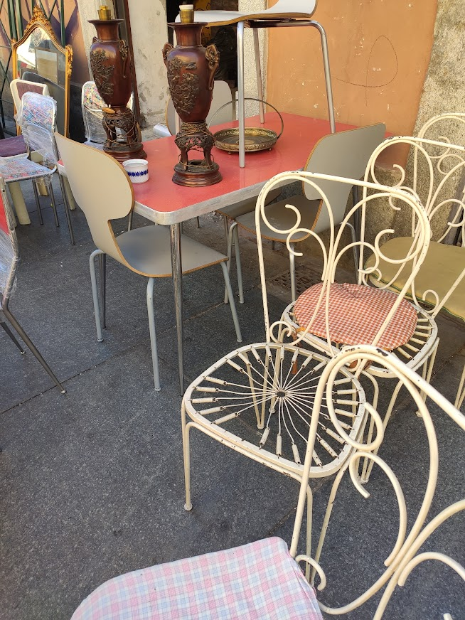 「こういう上つるつるのビニールっぽいテーブルを同色でたくさん並べて。ウォンカーウァ」|ワダシノブ「いいかげんなイタリア生活」発売中！のイラスト