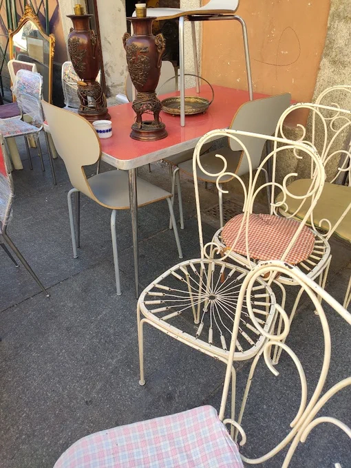 こういう上つるつるのビニールっぽいテーブルを同色でたくさん並べて。ウォンカーウァイごっこがしたい。 