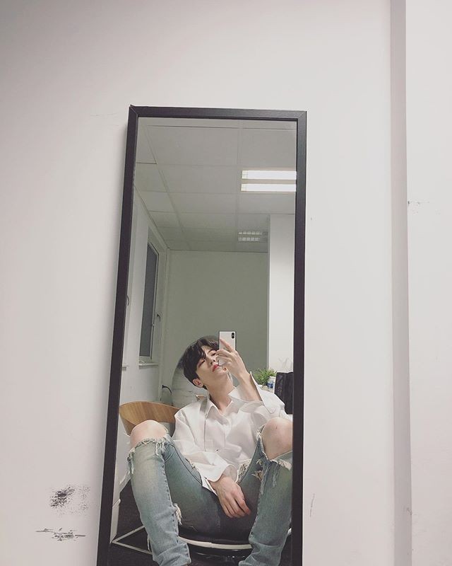 Jaehyeong0311's tweet photo. "Mirror, mirror, on the wall โ who's the fairest of them all?" ๐น
#TheRose #theroseband #TheRoseSound #Jaehyeong #BlackRose #leejaeyeong #jeff #KPOP #BlackRoseStreetTeam https://t.co/mBV27rdIG4