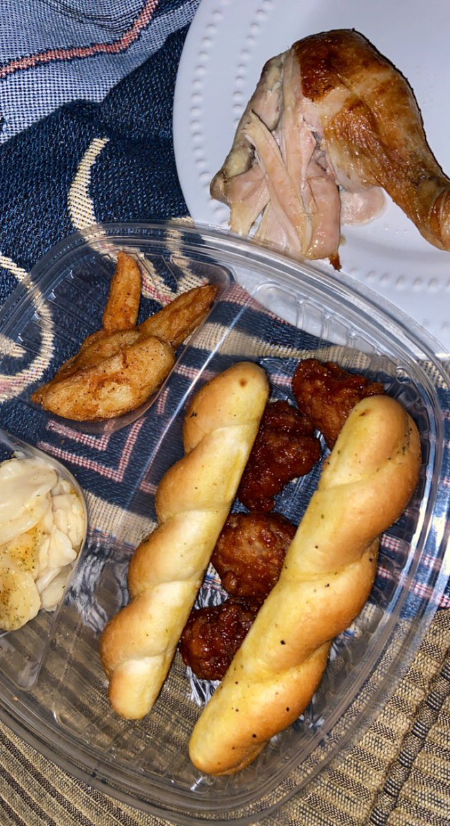 PerfectCombos's tweet photo. Tonight’s supper consists of lemon pepper rotisserie chicken with seasoned scalloped potatoes with some bbq chicken bites some seasoned potato wedges and two garlic bread sticks with ice cold 
@DrPepper to wash everything down. Thanks @Walmart!😋 https://t.co/PNC0f8kYhk