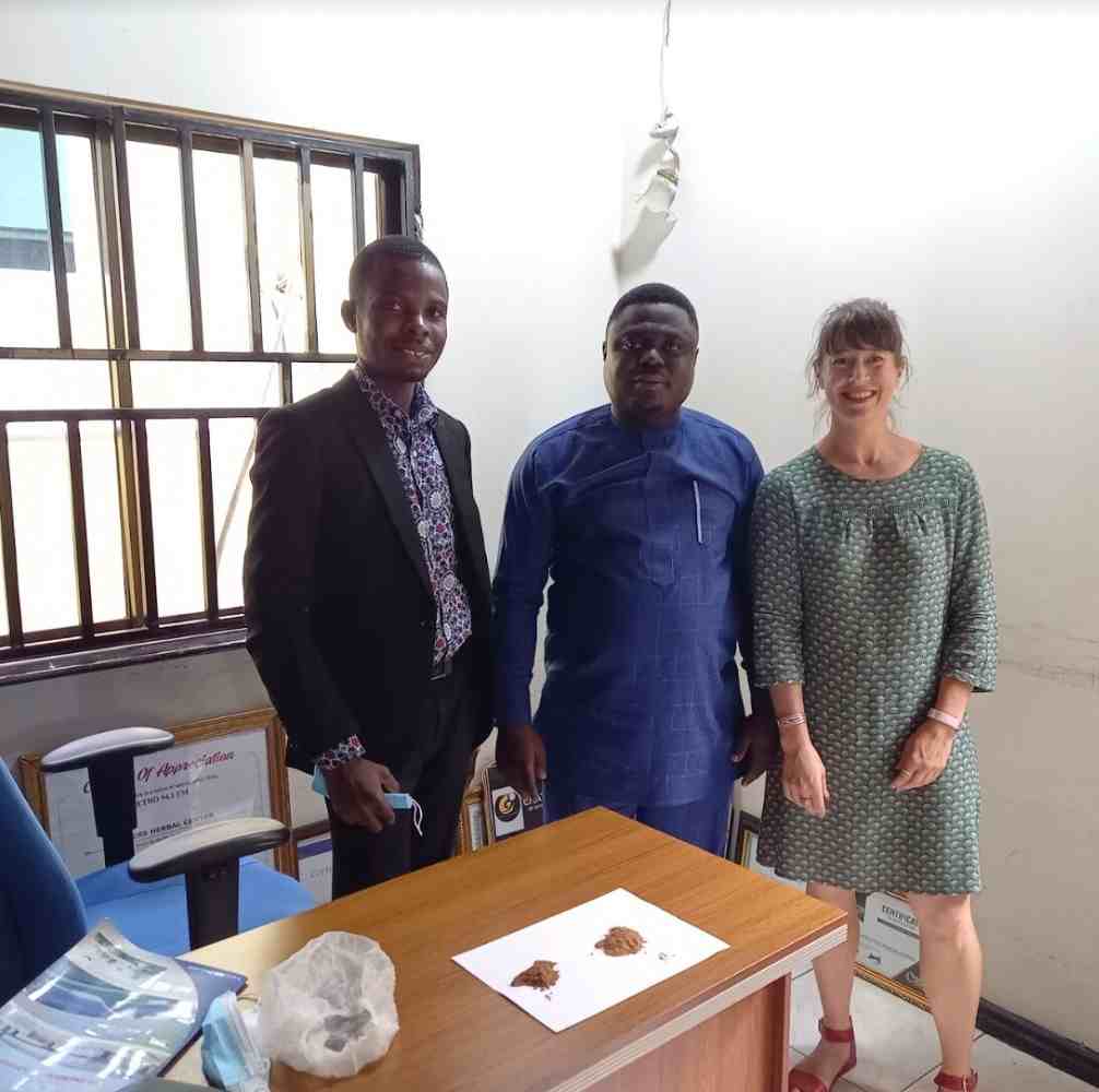 🌹De la fleur d'hibiscus séchée à la capsule 💊 Au Ghana, Anne-Laure Cavin de l’unité Médecines d’Antenna a visité l'entreprise Givers qui produit les capsules d'hibiscus à destination des patients souffrants d'une hypertension légère à modérée. #Ghana #hibiscus #hypertension 🇬🇭