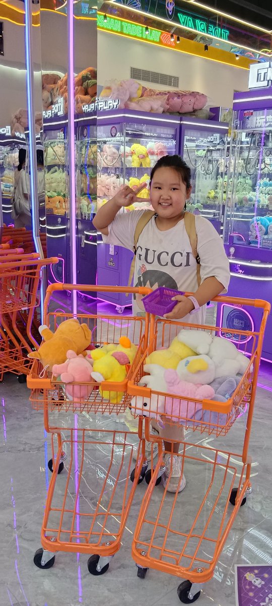 luckyjudya's tweet image. The little girl's happiness has just begun.
#funstationuk#arcade#winner#jurassicworld#fun#clawmachines #game
