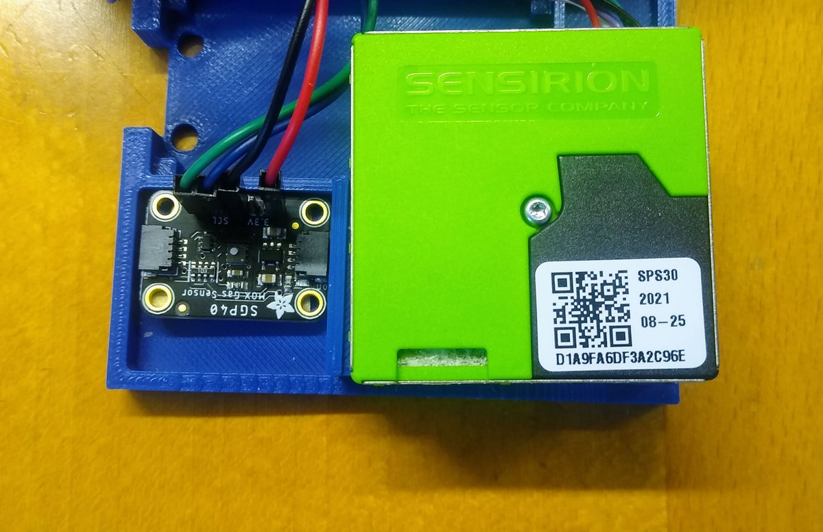 Unsere Selbstbau CO2-Ampel kann neu auch Feinstaub (PM2.5) und VOC (Luftqualitätsindex) messen. Damit kann zum Beispiel der Effekt eines Luftreinigers nachgewiesen werden. ^ml

Jetzt im Shop erhältlich: makehumantechnology.org/product/co2-se…