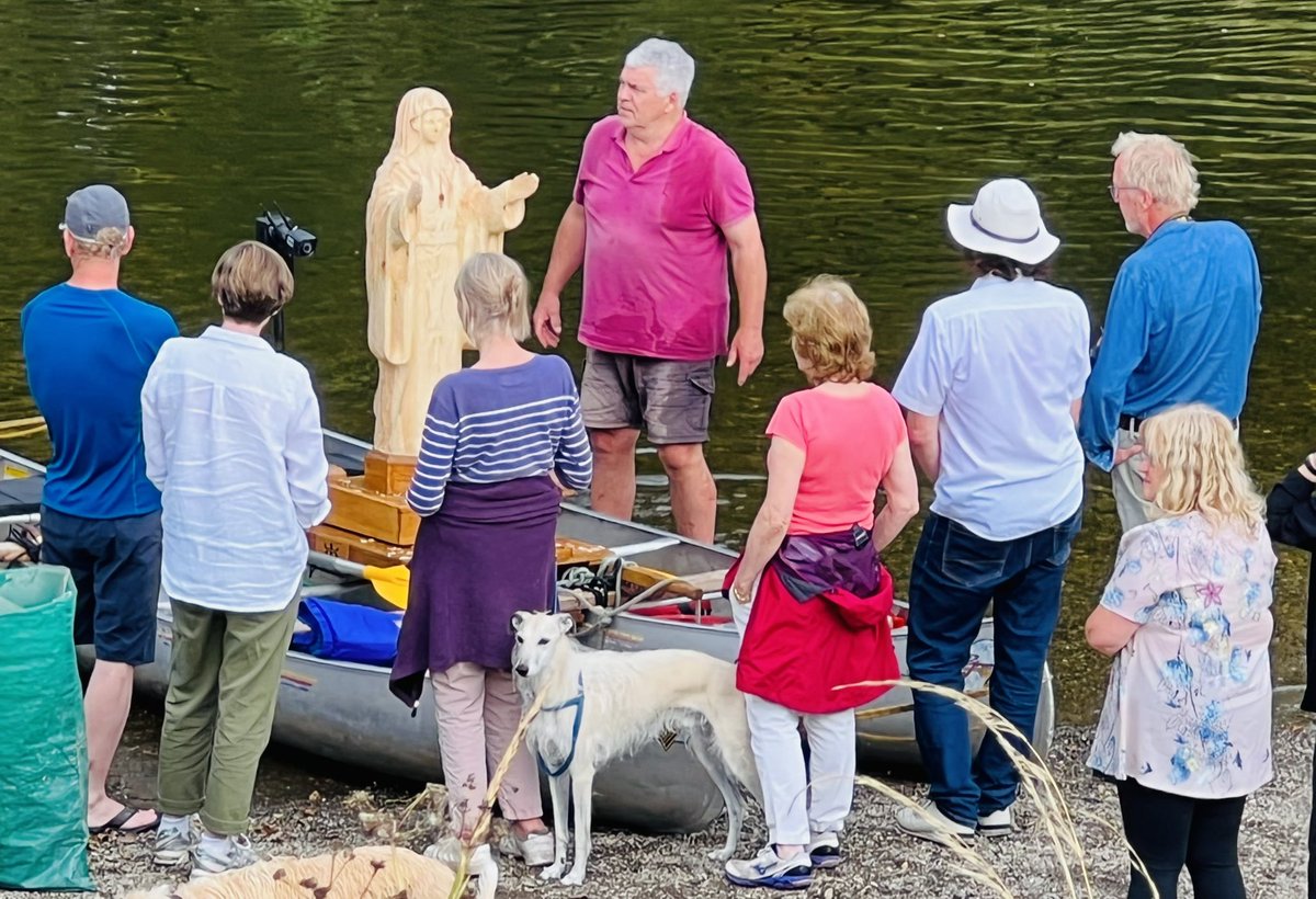 shotwithspirit's tweet photo. Amazing *launch* yesterday for #OurLadyoftheWaters pilgrimage down the #Wye from #Hay to #Monmouth, with musical arrival at #Bredwardine bridge, before #GregorianChant &amp; organ music for the #Assumption at #Moccas church…Philip Chatfield’s sculpture drawing admirers everywhere… https://t.co/Ogt5FWhMDs