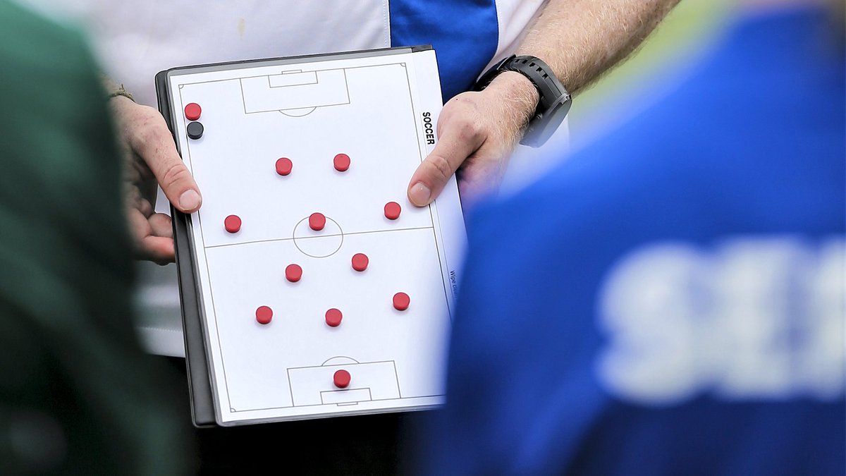 Haaveiletko vastuullisista valmennustehtävistä? Tsekkaa Klubin valmentajarekry! ❕ ⚽ 

Haemme HJK:n kaupunginosajoukkueisiin erityisesti vastuuvalmentajia sekä kaupunginosavastaavia. 👀🙌

Lue lisää ja kerro meille tavoitteistasi valmentajana 👉 hjk-j.fi/seura/toihin-k… 

#HJK