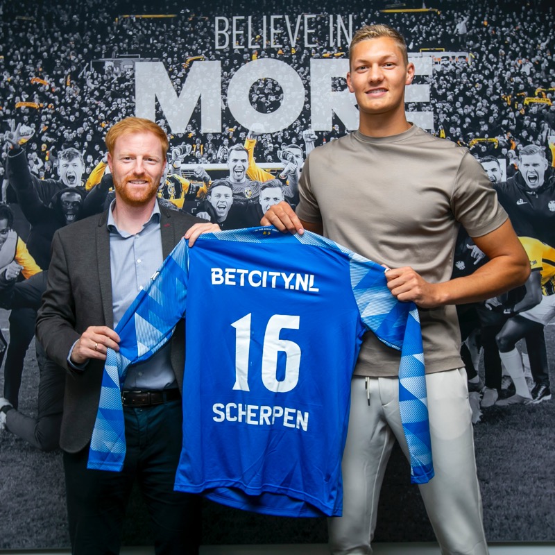 MijnVitesse's tweet photo. Welkom in Arnhem, Kjell! 💛🖤

#Vitesse #WelkomKjell
