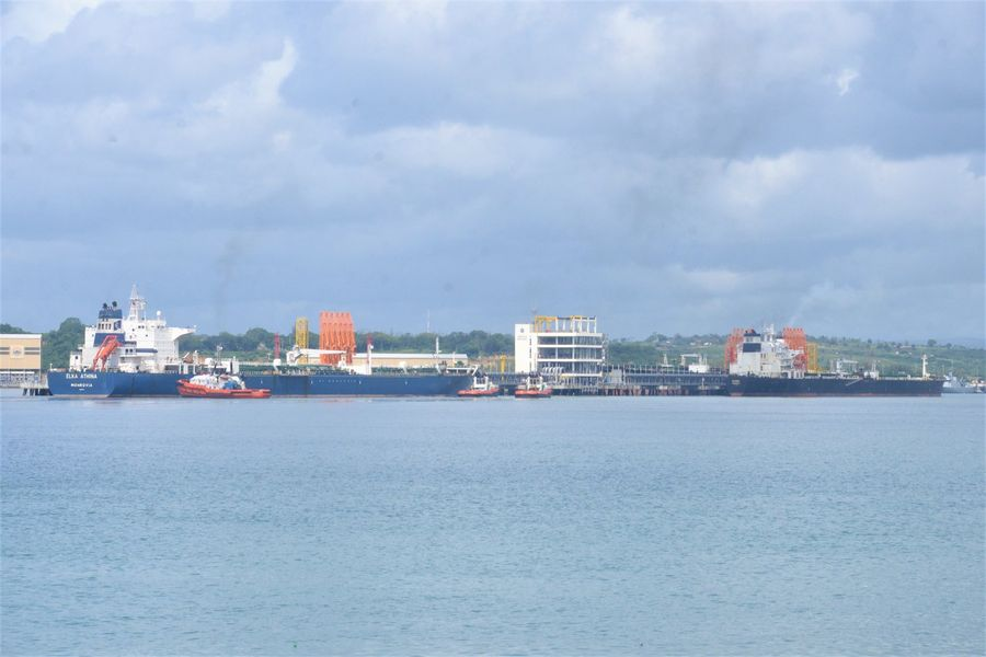 Kenya_Ports's tweet photo. Oil tankers are currently discharging petroleum products at the port of Mombasa. Elka Appolon at the old KOT laden with 79,773 metric tons of gas oil has discharged 62,147 metric tons of the product.
@MsaPortCharter 
#Portoperations https://t.co/tR9SBvF3WG