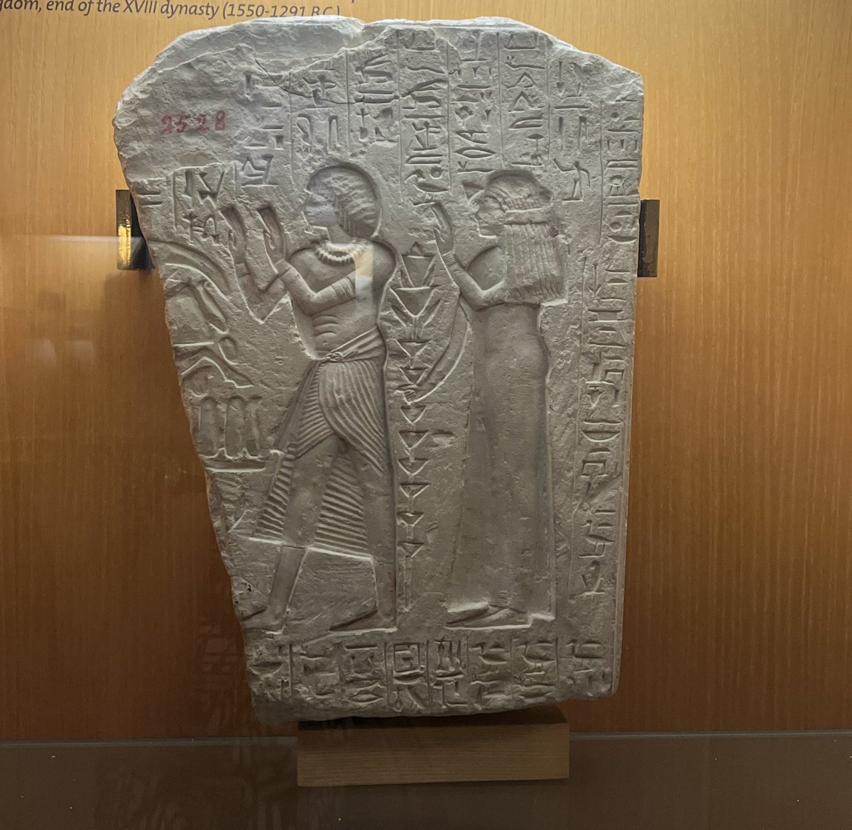 Petit clin d’œil d’Italie au @scribeaccroupi avec cette stèle dédiée à Osiris par le scribe Amenhotep (fin de la XVIIIe dynastie), exposée au @MAF_Firenze !