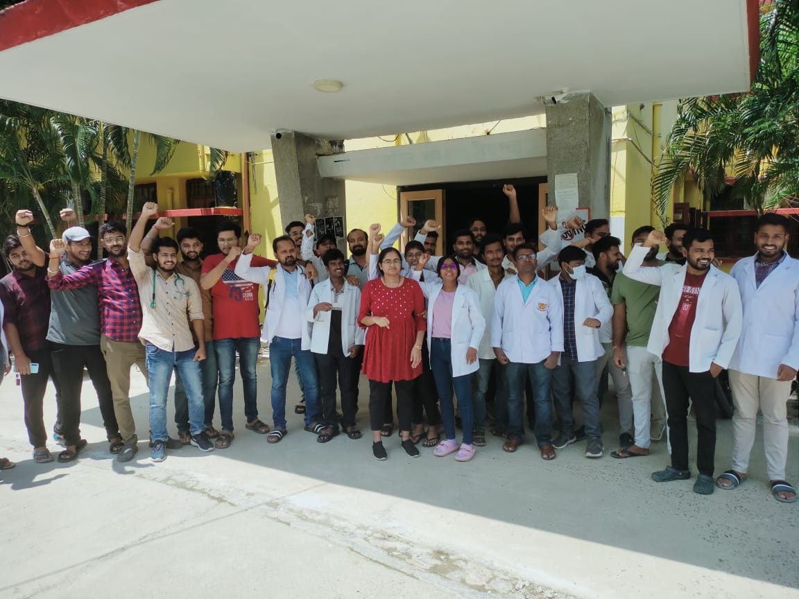 Whytcoatsoldier's tweet photo. Bihar MBBS interns have been toiling meticulously to save the lives of people &amp; their immense efforts amounts to a meagre wage of Rs. 500 per day. We demand raise in stipend urgently
#RAISE_BIHAR_MBBS_INTERN_STIPEND @yadavtejashwi @officecmbihar @NitishKumar @BiharHealthDept https://t.co/0x2VCEYGyY