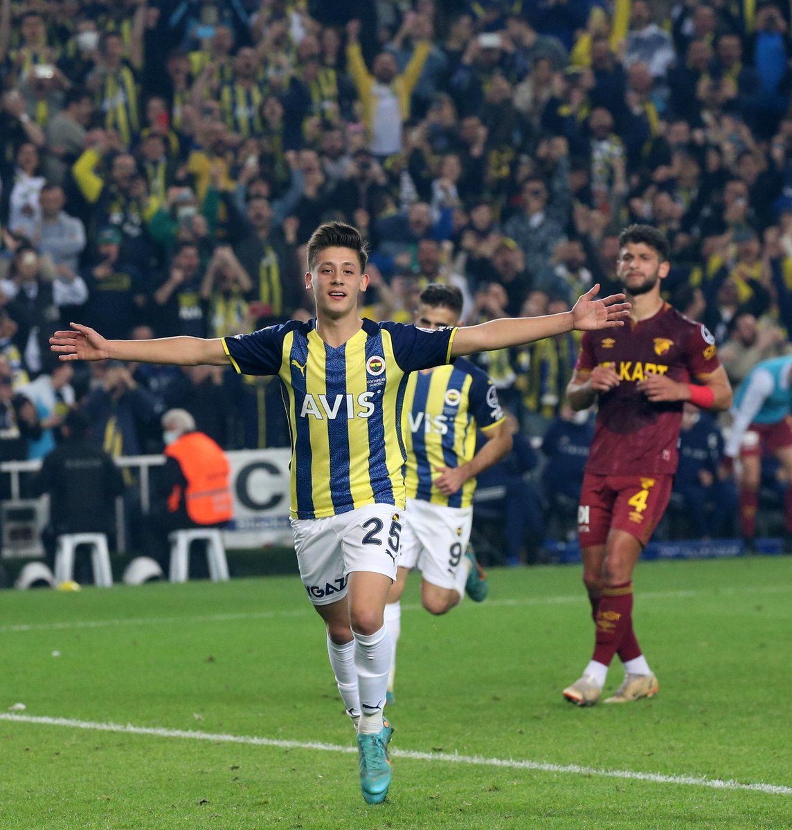 apex_analysis's tweet image. 2005 born Arda Güler with 2 goals for Fenerbahçe last night in 22 minutes of action from the bench. 

Numbers so far:
13 Süper Lig appearances (299 minutes played)
5 Goals
3 Assists

Definitely one to keep an eye on.