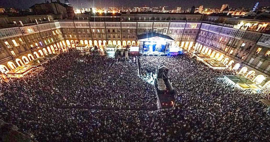 LuisFonsi's tweet photo. El concierto de anoche en A Coruña  estuvo… pues pa’ qué te cuento, la foto lo dice todo 🔥 Todavía estoy flotando en una nube de amor. Gracias Galicia por una de esas noches que no se olvidan ❤️‍🔥 Los amo. #NochePerfectaTour https://t.co/Vihtcr4bpu