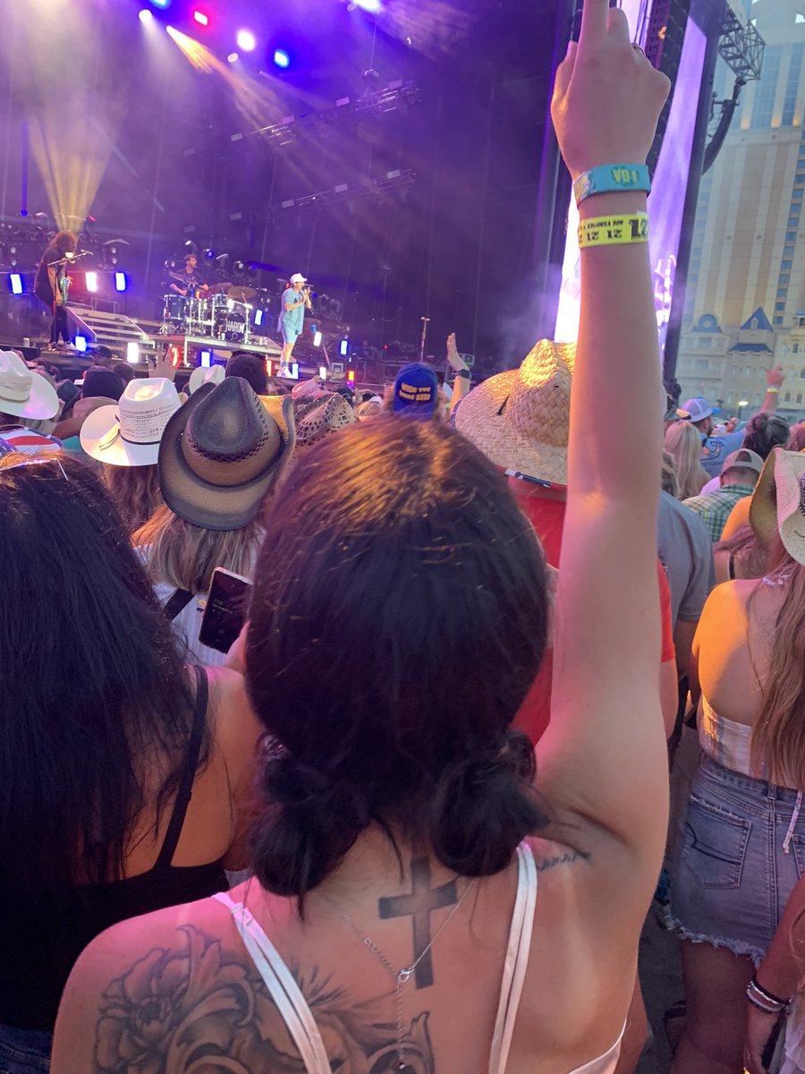 mad_lake21's tweet photo. Still in the festive state of mind and obsessing over @HardyMusic performance at #TidalWaveFest π€π€πΈ https://t.co/mppFQx1Ujr