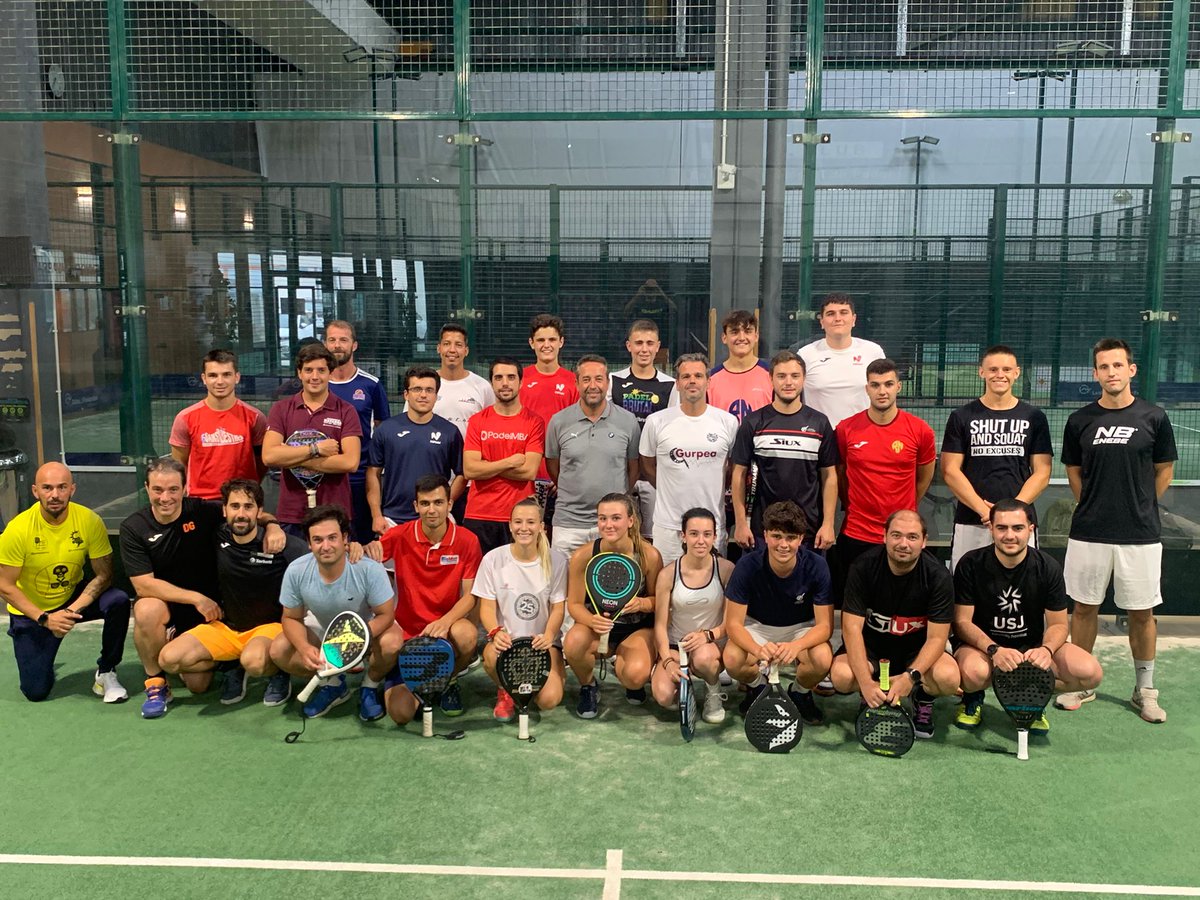 El pasado sábado en Pamplona impartiendo el curso Nivel I de la <a href="/padelfederacion/">FEP</a> gracias a <a href="/JPPereyraU/">Juan Pablo Pereyra Urdíroz</a> por ayudarme con su intervención. Un placer siempre! 📚♥️🧠