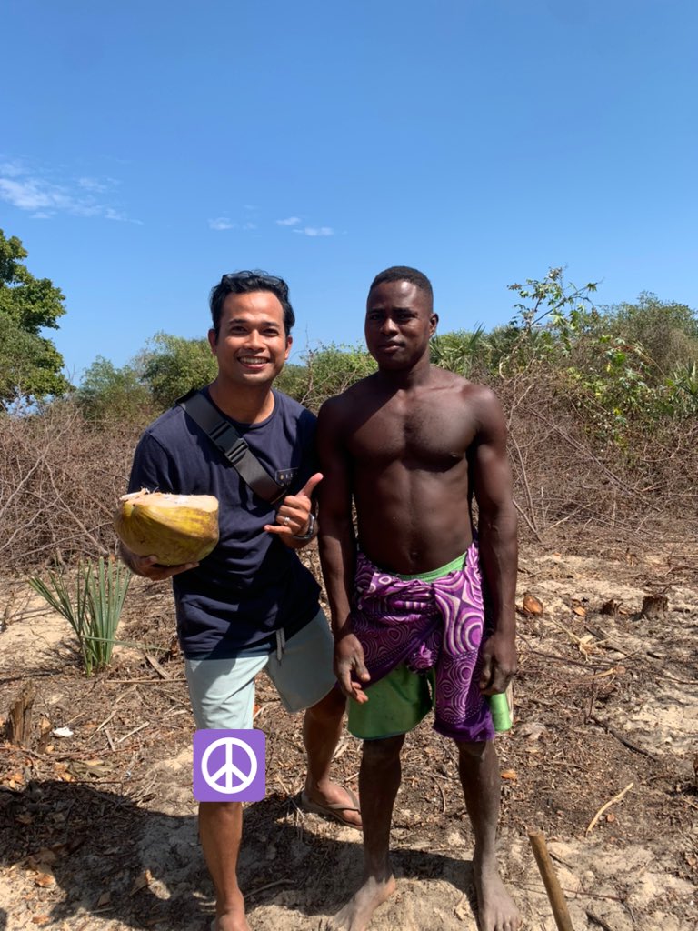 magmalaya's tweet photo. Mula beli tu okay dah, dia yg potongkan kelapa tu. Benda pun murah, RM 1 je. Sekali kawan-kawan dia bawa parang kecik minta "hadiah" 

Barai, aku panik kejap.

Setiap kali lalu jalan tikus kena bayar "toll" beb.

#ExploringMadagascar https://t.co/6ybfRxneOP