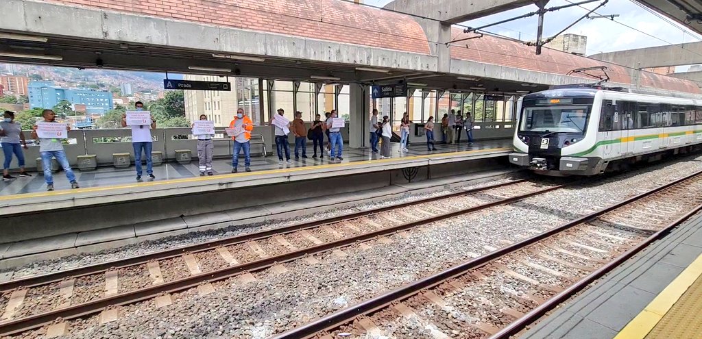 SintrametroOfic's tweet photo. Unidos, Trabajadores y usuarios, exigimos ¡TAQUILLAS ABIERTAS! Todo el día, todos los días.

Te invitamos a leer 📰 Trabajadores y usuarios del @metrodemedellin en riesgo. 

https://t.co/o5H6gocB0G

@YoAmoamedellin @MetroAmericas @petrogustavo @FranciaMarquezM @personeriamed https://t.co/xnatzI8wUR