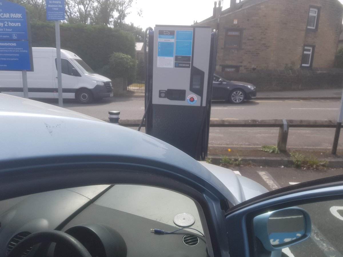 jamiejones85's tweet image. #bugplug #diyEV getting some juice from @GeniePointEV Chademo I recon we&apos;d have made it home, but having spare battery keeps wife happy