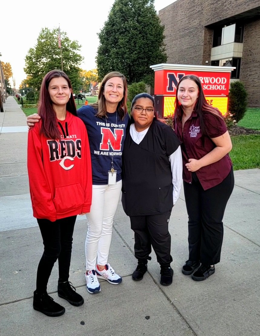 Emma_Godfrey7's tweet photo. Wishing these very special @NorwoodCSD seniors a fantastic year at @GreatOaksOhio #MyLastClassOfStudents #WeAreNorwood #LearnDreamLead #FindYourGreatness https://t.co/RnC2yUaSes