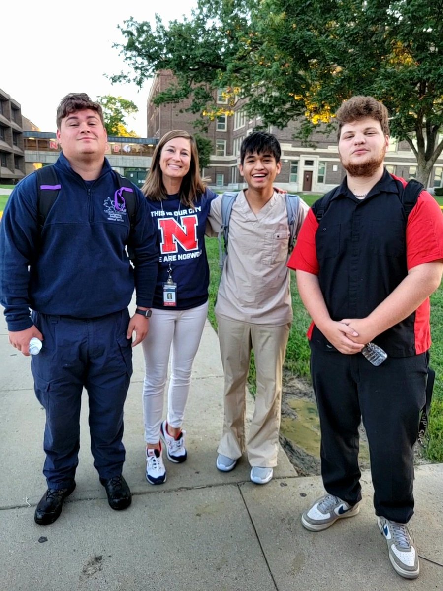 Emma_Godfrey7's tweet photo. Wishing these very special @NorwoodCSD seniors a fantastic year at @GreatOaksOhio #MyLastClassOfStudents #WeAreNorwood #LearnDreamLead #FindYourGreatness https://t.co/RnC2yUaSes