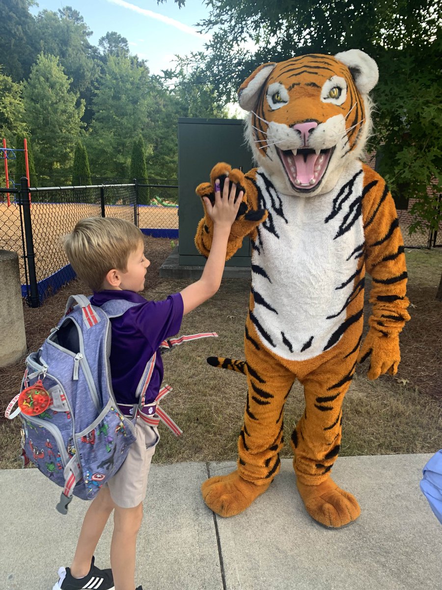 DarlingtonTiger's tweet photo. There were high fives and hugs all around at the #FirstDayAtDar Pre-K to 8 carline yesterday! We even had a special visit from our favorite Tiger. π―
See more photos at https://t.co/2tAfWQwTU5. https://t.co/JFvjFwRror