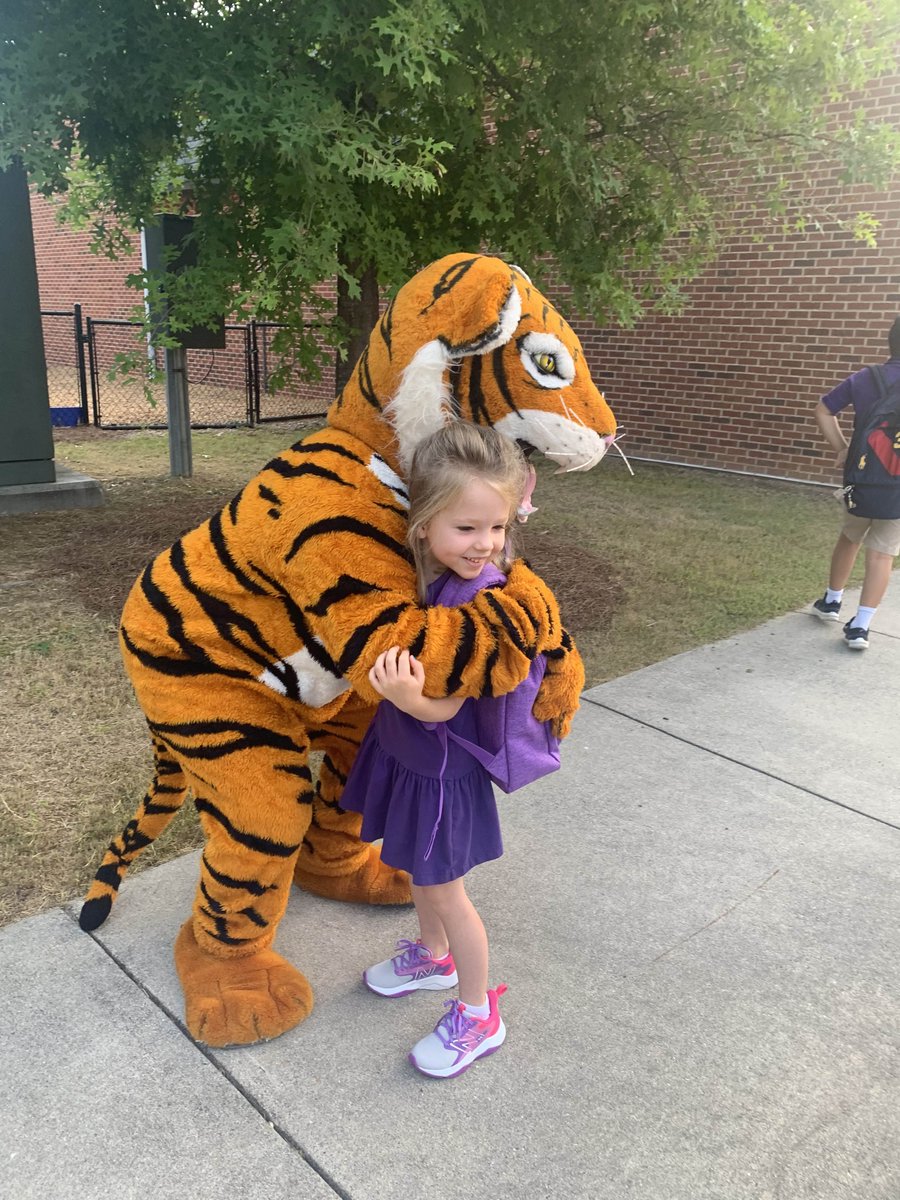 DarlingtonTiger's tweet photo. There were high fives and hugs all around at the #FirstDayAtDar Pre-K to 8 carline yesterday! We even had a special visit from our favorite Tiger. π―
See more photos at https://t.co/2tAfWQwTU5. https://t.co/JFvjFwRror