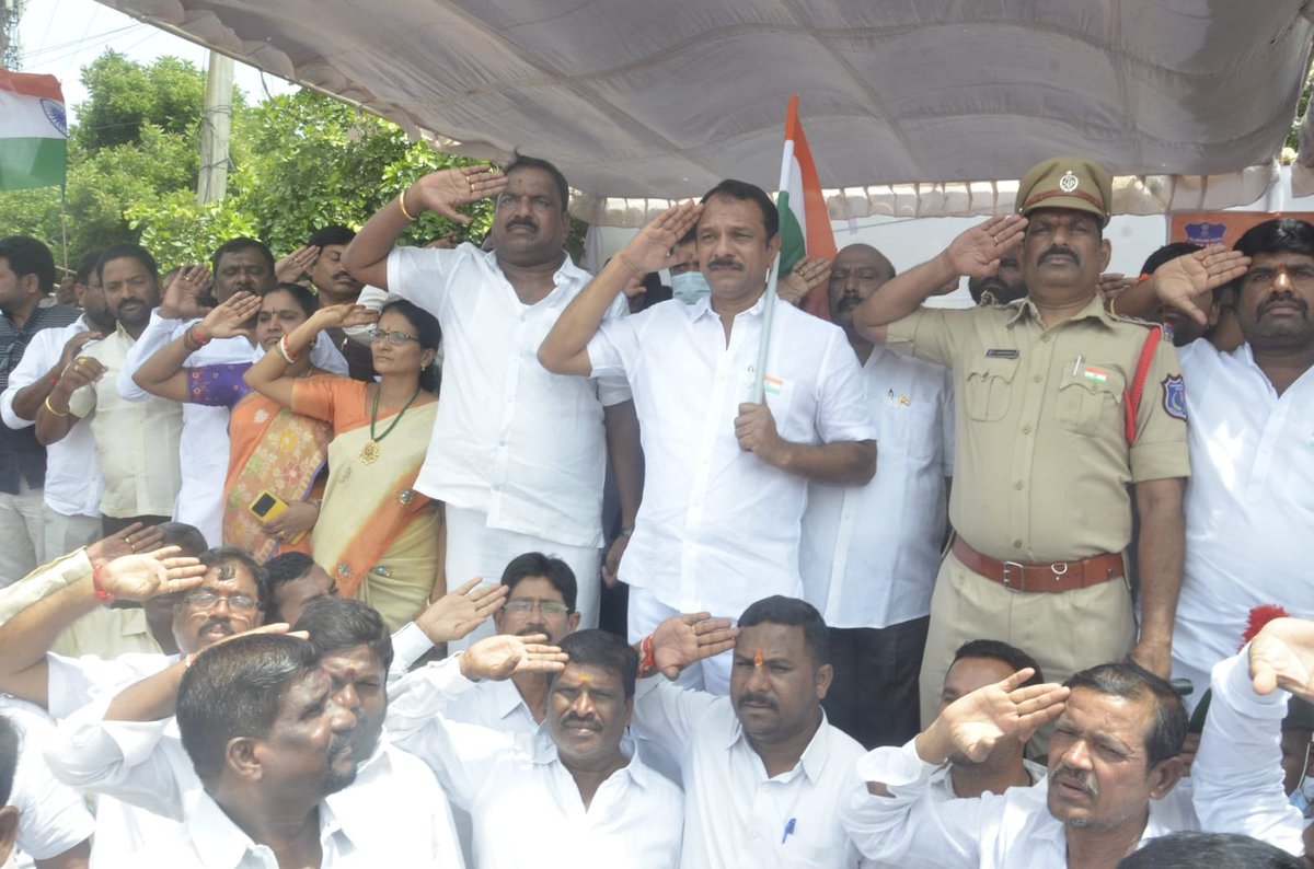 MalkajgiriCop's tweet photo. The @HayathnagarPS organized #MassRecitation of #NationalAnthem in view of #75yerasOfIndependence celebrations. Sri. @D_SudheerReddy MLA, #Students,  #SHO @HayathnagarPS &amp; #LocalPublic participated.
#IndiaAt75 
 #సామూహికజాతీయగీతాలాపన 
#SwatantraBharataVajrotsavalu https://t.co/rA0GlueGP2