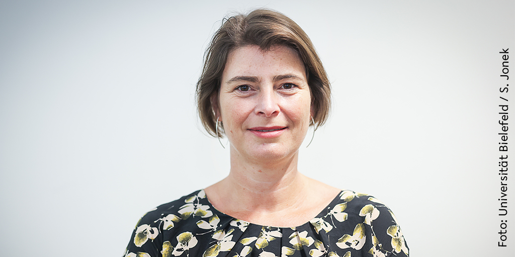 unibielefeld's tweet photo. Tagebücher sind persönliche Zeitzeugnisse. Die Bielefelder Historikerin Prof’in Dr. Christina Morina @zgbielefeld und ihr Team erforschen mit @jagiellonskiuni die Perspektive der nicht-jüdischen Mehrheitsbevölkerung im #Holocaust anhand von Tagebüchern. https://t.co/aK6WLIpoL2 https://t.co/kRwJzv5gen