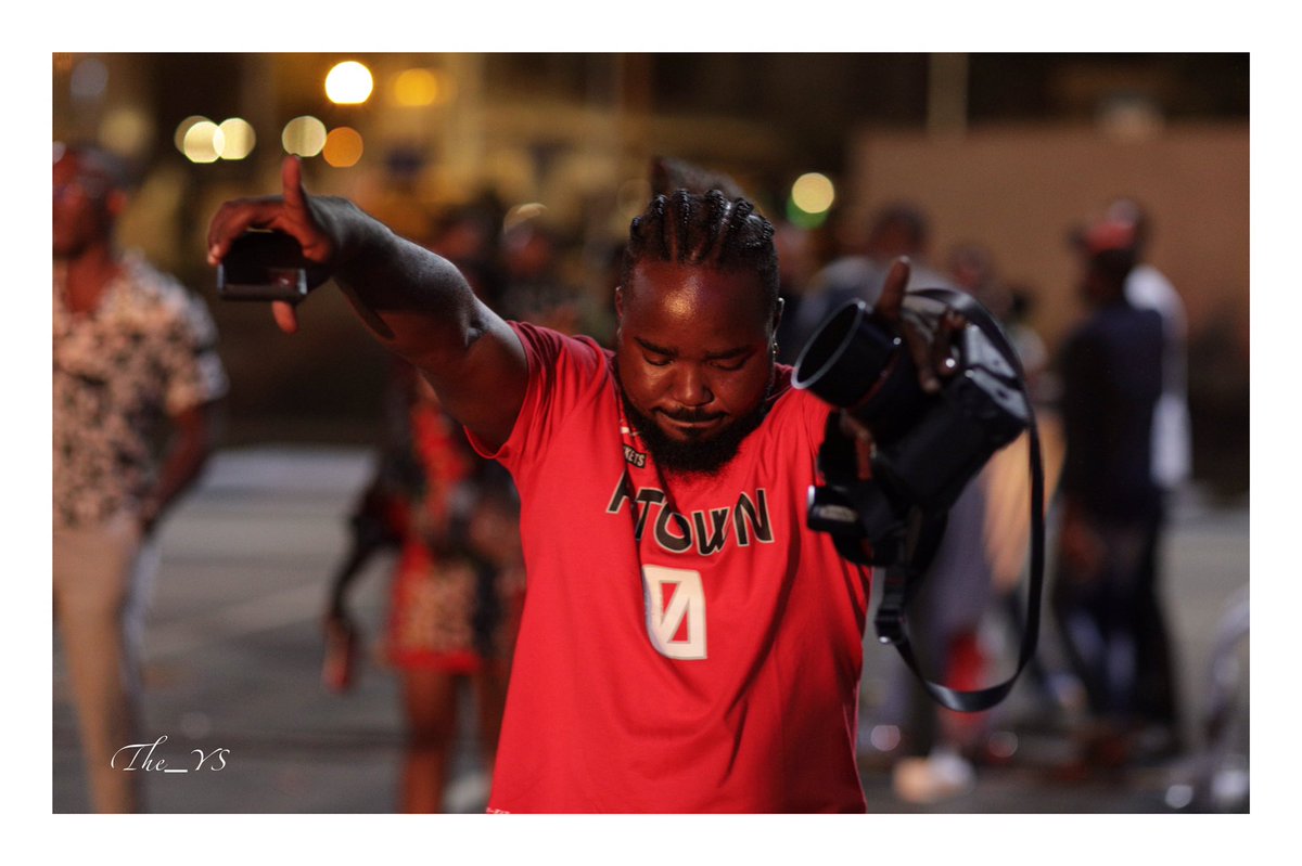 yann_sam's tweet photo. ••Voici donc comment le masterclass de la photographie s’enjaille quand il filme. 🤣🤣🤣
Rendez vous Samedi le 27 Août 2022
Initiation à la photo par @StephaneNounamo
📸 by me.
#streetphotography #streetevent #Canon https://t.co/jvv8GRtyz8