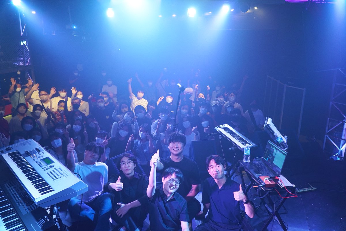 blu2r's tweet photo. 무사히 공연을 마쳤습니다!

함께 해준 밴드 멤버들, 아침부터 고생한 촬영팀, 그리고 무엇보다 공연을 만들어주신 텀블벅 후원자 분들과 공연장을 찾아주신 많은 분들께 정말 감사드립니다. 잊지 못할 기억이 될 것 같아요.

빠른 시간 안에 또 새로운 공연에서 만나 뵐 수 있길 바라요.

감사합니다! https://t.co/brssE9TirF