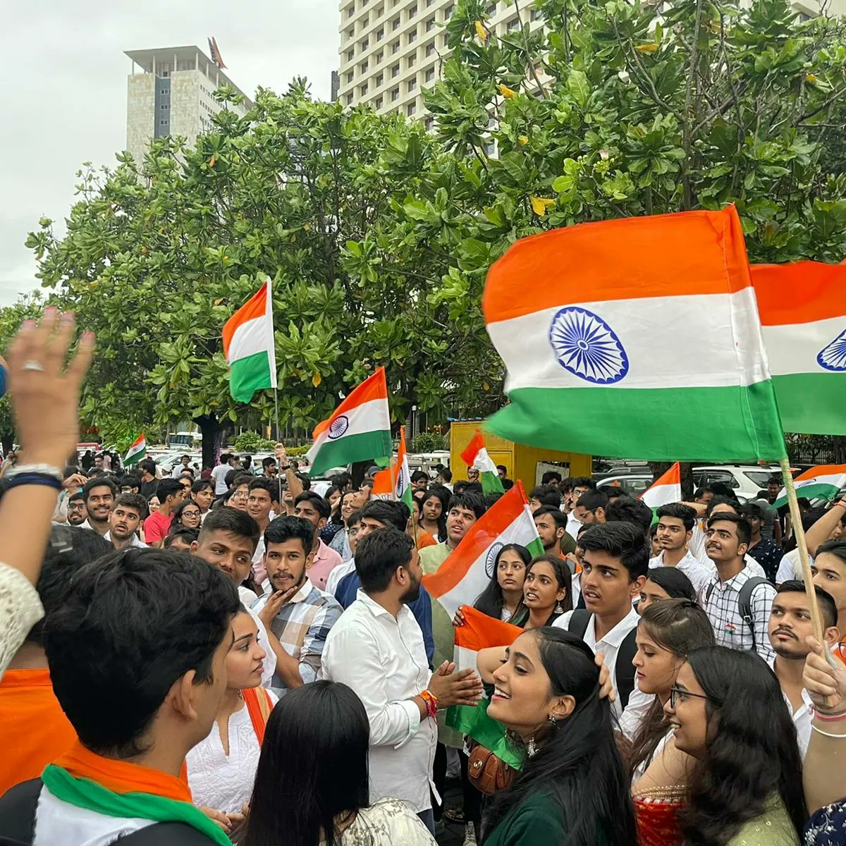 AbvpColaba's tweet photo. Think India HR college members paint Marine Drive in saffron, white and green on the auspicious occasion of India’s 75th Independence Day. A total of 450 students held a 75 foot long tricolour amongst 10,000 spectators on Marine Drive and marched from Wankhede Stadium to Trident. https://t.co/XIHWdotoa2