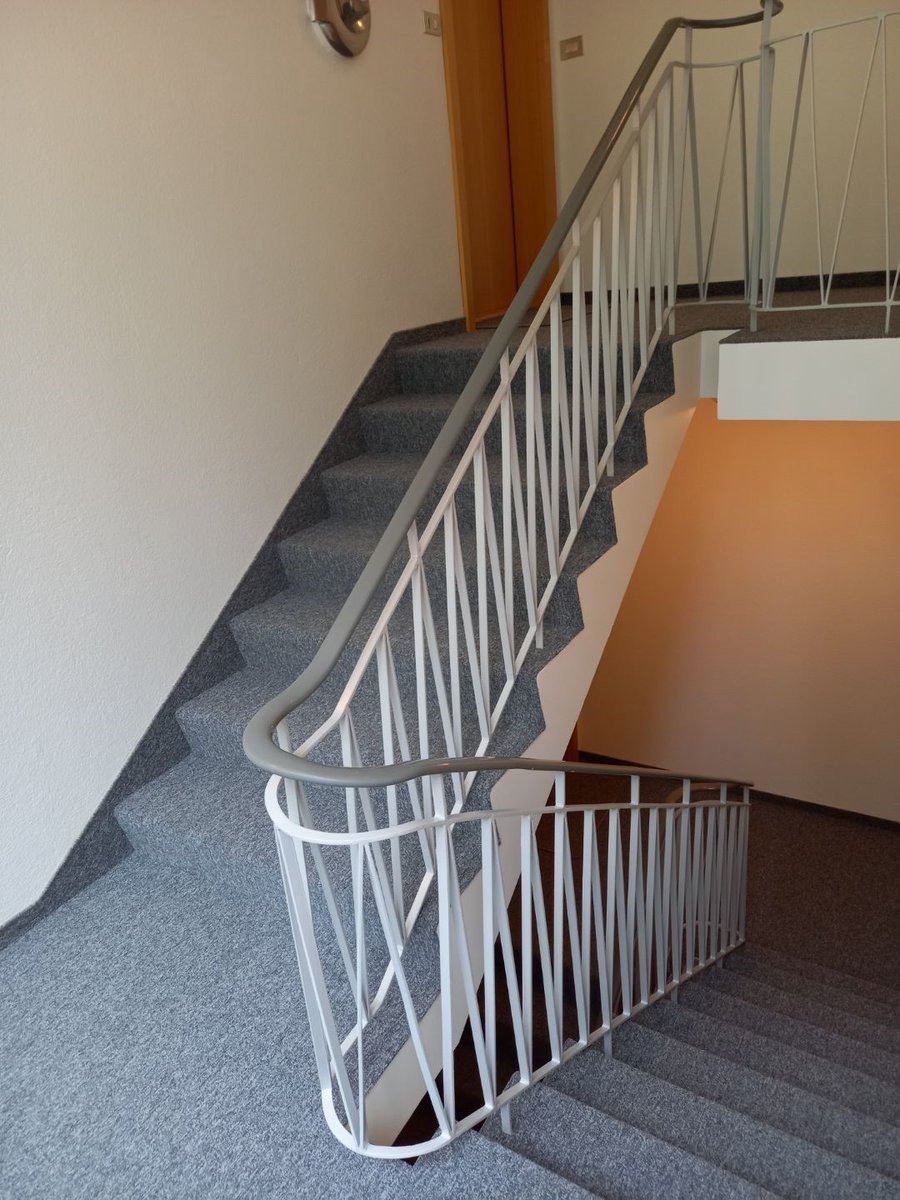 Við óskum íbúum að Snælandi 4, 108 Reykjavík  til hamingju með nýja gólfteppið. 
Þau völdu e-Blitz lit 195 á sameignina.