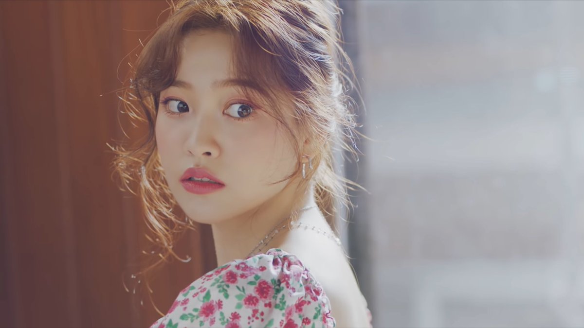 raidenrene's tweet photo. Red Velvet story analysis (Queendom, Ice Cream Cake, Queens Archive)

Queendom follows the story of how Yeri became a full-fledged member of Red Velvet’s postal service. This plot not only ties to Queens Archive, but with the events in real life too— when Yeri became a new member https://t.co/QCGHeopgM8