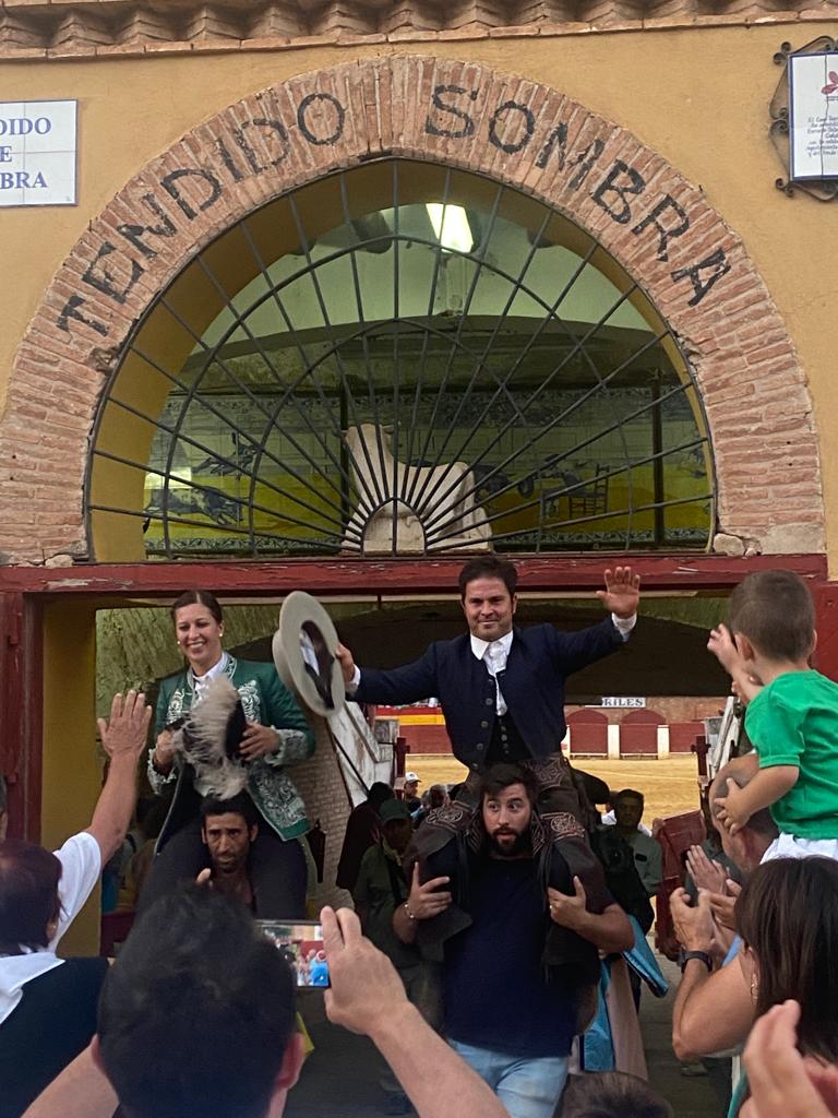 Corrida de Rejones :
Calatayud :
Toros : Campos Peña.
📍Sergio Domínguez : Vuelta al ruedo y Dos orejas.
📍Ana Rita : Dos orejas y Oreja.
📍Mario Pérez Langa : Oreja y Ovación.