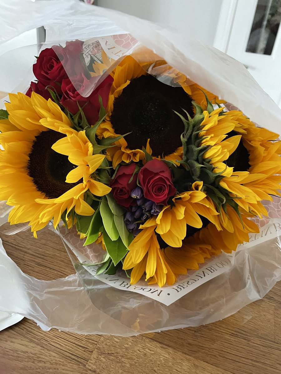 kazzaroo4's tweet photo. I moved to a different role in my job today… my team got me gifts. ❤️#workmates #teammates #leavingwork #pasturesnew https://t.co/kUeZ2lsdON