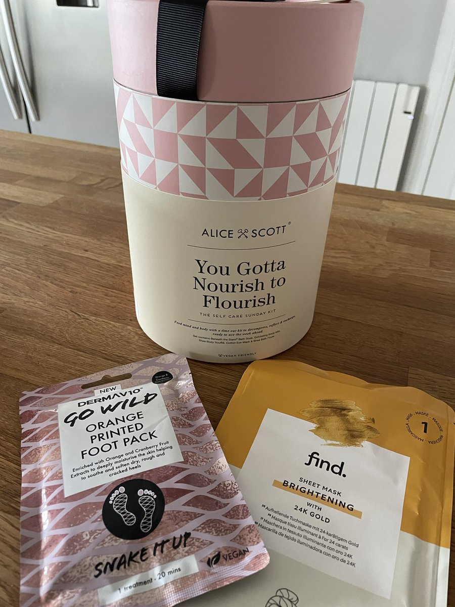 kazzaroo4's tweet photo. I moved to a different role in my job today… my team got me gifts. ❤️#workmates #teammates #leavingwork #pasturesnew https://t.co/kUeZ2lsdON