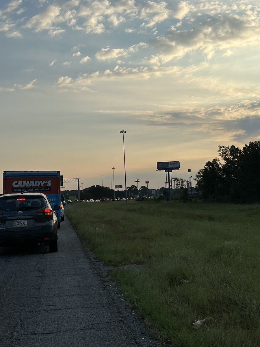 justpeachy1007's tweet photo. @GeorgiaDOTSE Mistimed traffic lights = serious multi-car backup on I-95 at 204 in Savannah. Please FIX THE LIGHTS! This happens every week and no one is addressing it. @ajc @SavannahOpinion @WTOC11 @WSAV @WJCLNews https://t.co/gIJTZArgOu