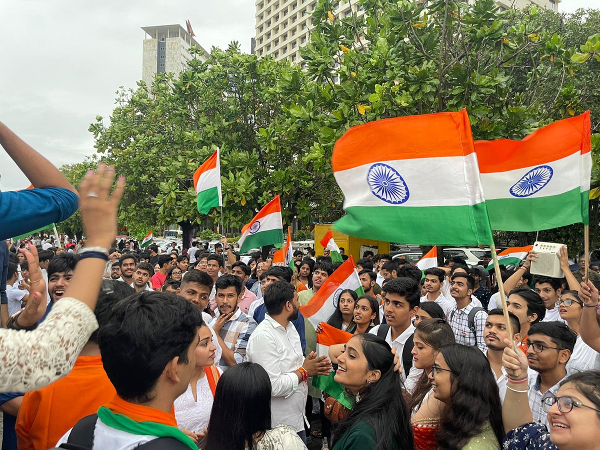 AbvpColaba's tweet photo. Think India HR college members paint Marine Drive in saffron, white and green on the auspicious occasion of India’s 75th Independence Day. A total of 450 students held a 75 foot long tricolour amongst 10,000 spectators on Marine Drive and marched from Wankhede Stadium to Trident. https://t.co/XIHWdotoa2